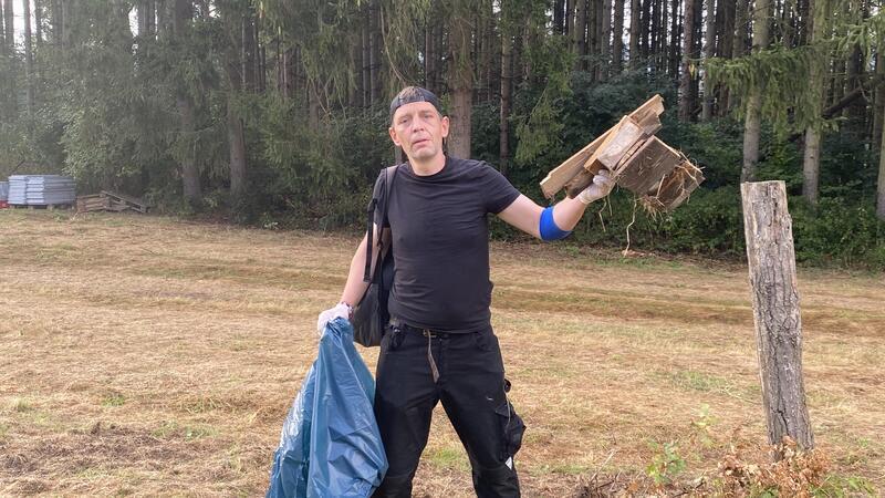 Rocken am Beckenrand, Aufräumen im Naturschutzgebiet Benjamin Schönfelde räumt als freiwilliger Helfer nach dem Rocken am Wolfshäger Beckenrand die Umwelt auf.