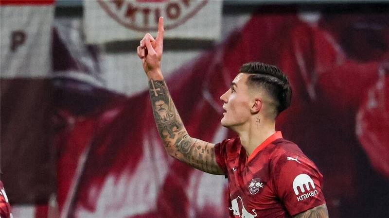 Sesko und Simons zaubern: Leipzig siegt in Unterzahl Benjamin Sesko hatte großen Anteil am Sieg.