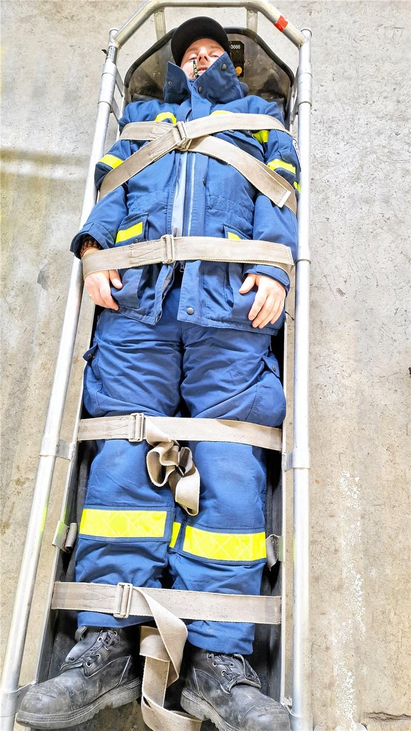Oberharzer THW stärkt seine Kräfte Benjamin Spindeck wartet fest gezurrt in einem Schleifkorb für den Weitertransport.
