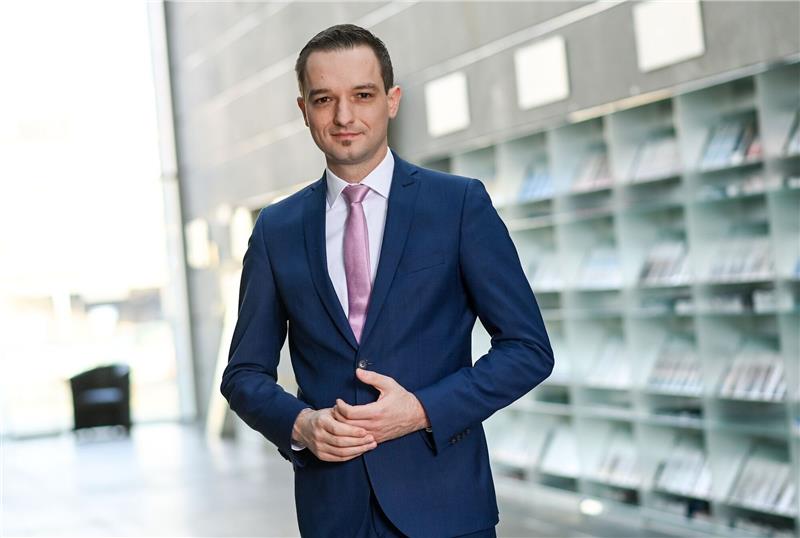 Staatssekretär: Bürokratie-Entlastung gegen Rezession Benjamin Strasser (FDP), Parlamentarischer Staatssekretär, ist für einen Bürokratieabbau im Kampf gegen die Rezession.