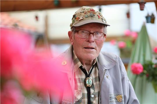 Benno Schmidt, auch als Brocken-Benno bekannt, steht auf der Terrasse seines Grundstückes.