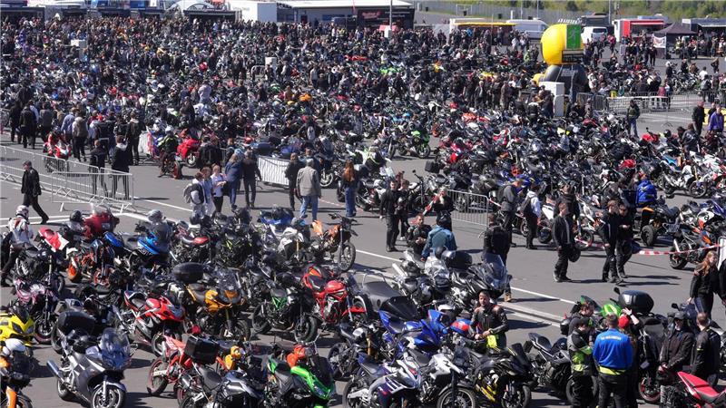 Benzin liegt in der Luft: Tausende Motorradfahrer treffen sich zum Saisonauftakt am Nürburgring. 