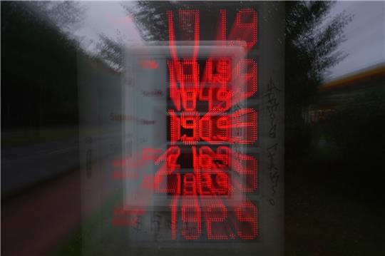 Benzin- und Dieselpreise an einer Tankstelle. Bei Diesel ist der Abstand zwischen Rohöl- und Tankstellenpreis in den letzten Wochen deutlich gewachsen.