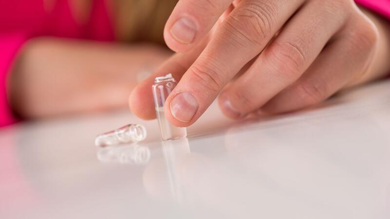 5 häufige Hautprobleme und was Sie dagegen tun können Benzoylperoxid in Pflegeprodukten kann bei der Behandlung von Akne helfen.