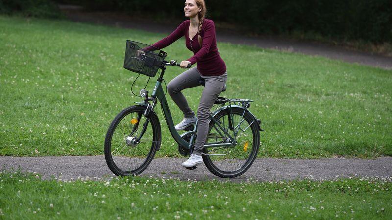 Von City- bis E-Bike: 7 Tipps für den Fahrrad-Kauf Bequeme Variante: Die aufrechte Sitzhaltung ist oft komfortabel. Foto: Jens Kalaene/dpa-tmn