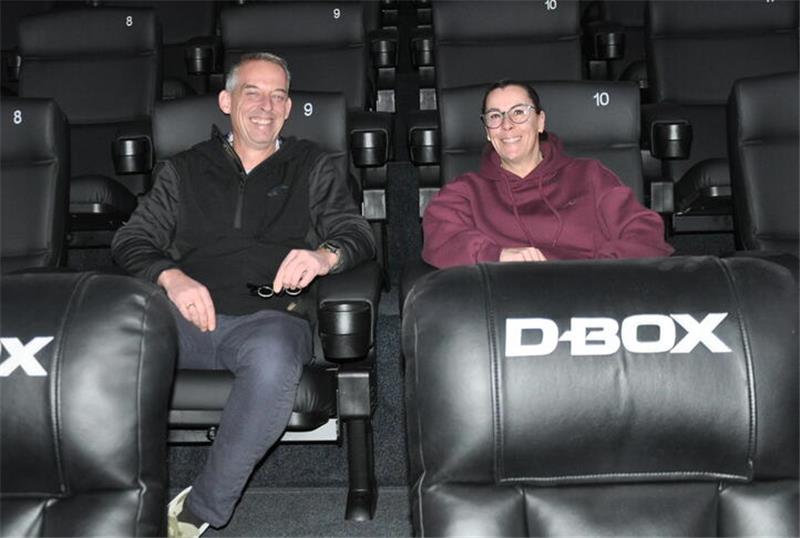 Zum Avatar-Start: Goslarer Cineplex verspricht neues Seherlebnis Zwei Personen sitzen in einem Kinosaal auf schwarzen Ledersesseln mit der Aufschrift 'D-BOX'.