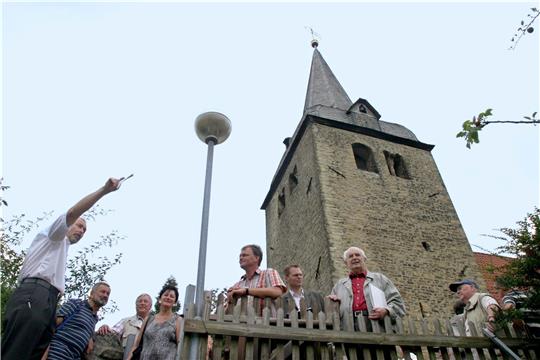 Bereisung: Beim Wettbewerb „Unser Dorf hat Zukunft“ 2008 zeigt der damalige Bürgermeister Eckhard Wagner (l.) der Jury in Immenrode stolz den an die Kirche angrenzenden Pfarrgarten mit seinen Obstbäumen. Foto: GZ-Archiv