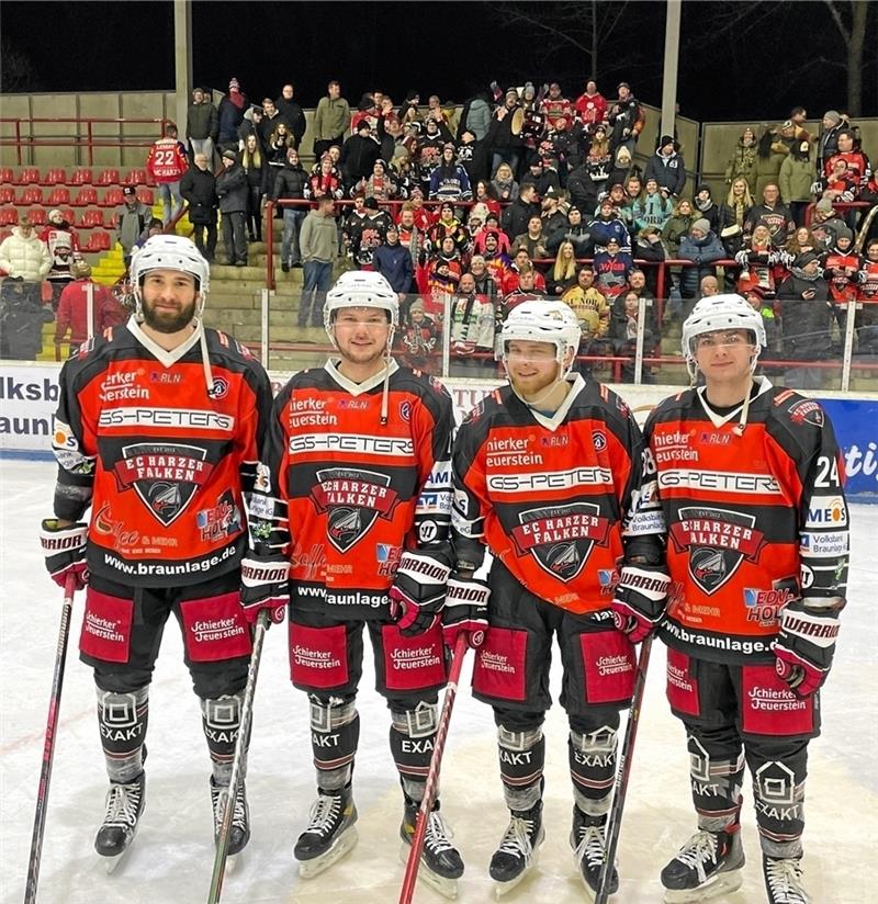 Harzer Falken mit voller Kapelle in die Play-offs? Bereit für die Play-offs und ein weiteres Jahr bei den Harzer Falken: Jörn Weikamp, Nico Schnell, Bastian Schirmacher und Edwin Boos (v. li.) hängen in Braunlage eine Saison dran. Foto: Heine