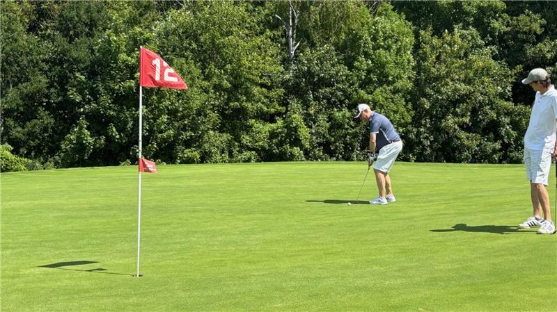 Bereit zum Einlochen: Beim Golfturnier traten 60 Teilnehmer für den guten Zweck an.