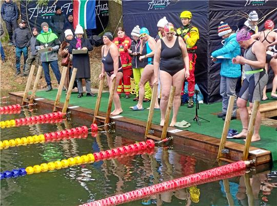 Bereit zum Start: Bei den Deutschen Meisterschaften im Eisschwimmen zeigten die Teilnehmer, dass sie keine Angst vor dem Sprung ins kalte Wasser haben. Fotos: Privat
