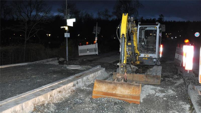 Parkstraße: Bald wieder freie Fahrt, aber Löcher bereiten Sorgen Bereit zur Arbeit: In der kommenden Woche soll die neue Trag- und Deckschicht auf die Parkstraße kommen.