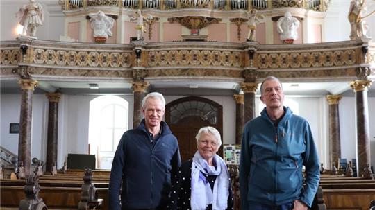 Bereiten den Orgelsommer vor: Dr. Jürgen Biermann, Sibylle Karschin und Martin Hofmann (v.li.) vor der Treutmann-Orgel in der Klosterkirche Grauhof.