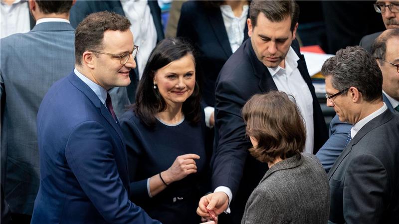 Abgeordnete nehmen neuen Anlauf für mehr Organspenden Bereits 2020 stimmte der Bundestag über neue Organspenderegeln ab - hier Jens Spahn (CDU), damals Gesundheitsminister, neben Gitta Connemann (CDU) bei der Abstimmung. (Archivfoto)