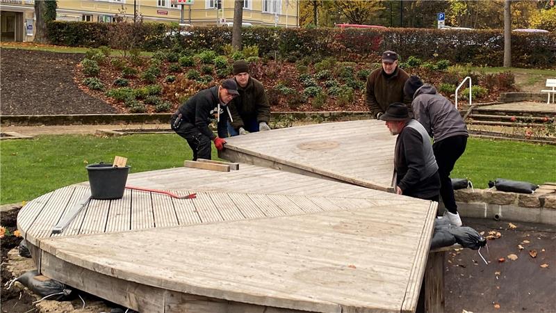 Bereits am Dienstag wird im Rosengarten das Krippen-Podest errichtet, von der Firma Holzbau Lochtum, aber auch von freiwilligen Helfern.