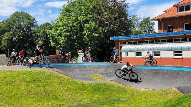 Bereits am ersten Tag nehmen die Jugendlichen den Pumptrack gut an.