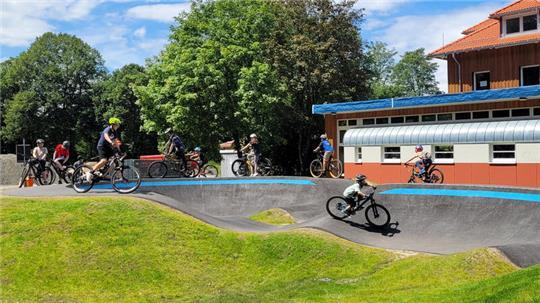 Bereits am ersten Tag nehmen die Jugendlichen den Pumptrack gut an.