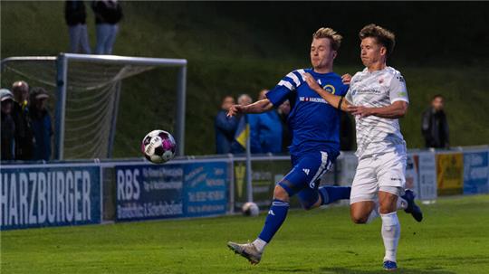 Bereits beim Hinspiel ist das Flutlicht an, hier ein Laufduell zwischen TSG-Spieler Maiko Käthner (l.) und GSC-Außenverteidiger Patrick Lüer. Am Ende heißt es 3:2 für den Goslarer SC 08. Foto: Drechsler