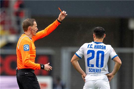 Bereits früh in der Partie zeigt Schiedsrichter Martin Petersen Rostocks Lukas Scherff für ein Foulspiel die Rote Karte.