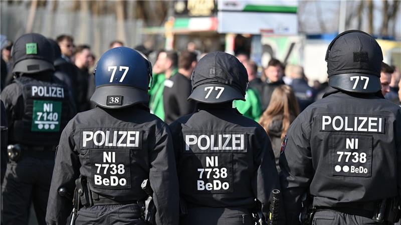 Bereits heute kommen bei der Polizei in spezialisierten Einheiten individuelle taktische Kennzeichnungen zum Einsatz. (Symbolbild)