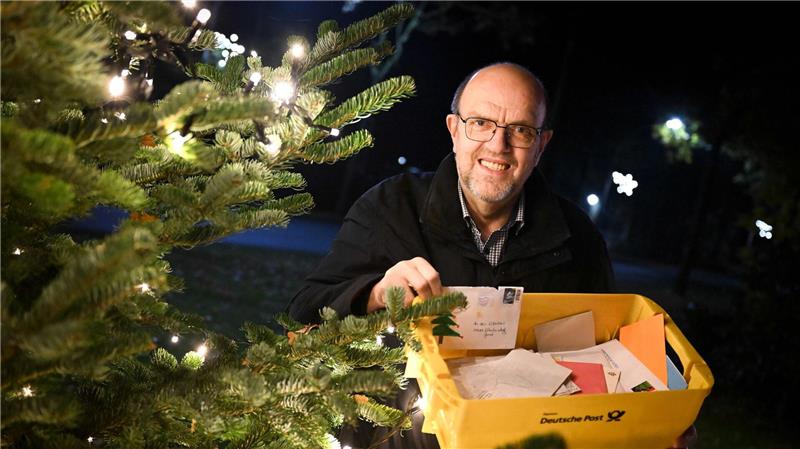 Bereits im Laufe des Jahres kommen Briefe aus aller Welt bei Hubert Weddehage an. (Archivbild)