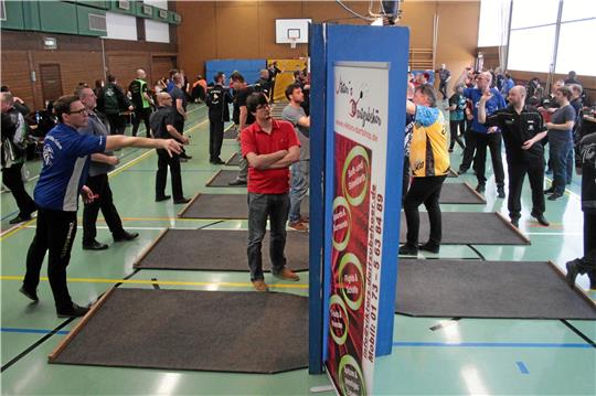 Bereits im vorigen Jahr ist der Andrang vor den Boards groß. In diesem geht noch ein größeres Teilnehmerfeld an den Start. Foto: Gietemann
