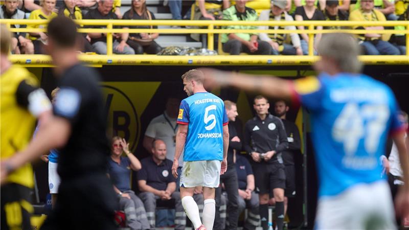Bereits in der 9. Minute musste Kiels Carl Johansson nach einer Notbremse vom Platz. 