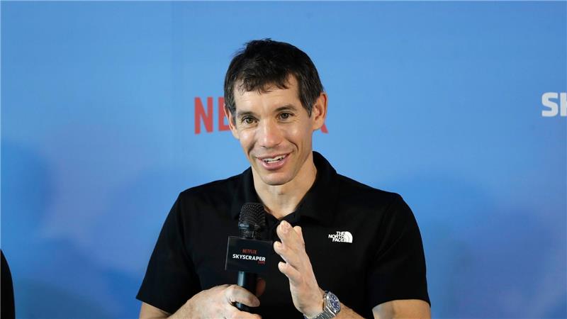 Bereits kurz nach seinem waghalsigen Aufstieg gab Alex Honnold sichtlich entspannt eine Pressekonferenz.