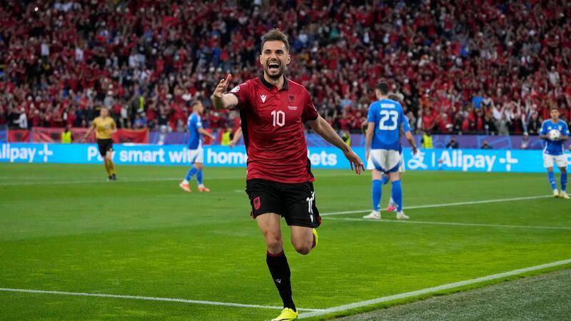 Bereits nach 22 Sekunden: Albaniens Nedim Bajrami jubelt nach seinem Tor.