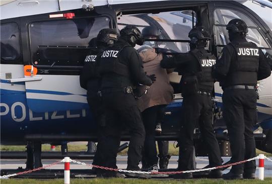 Bereits nach seinem Prozess wurde Stephan Bailett mit einem Polizei-Hubschrauber von Spezialkräften ins Gefängnis gebracht. Foto: picture alliance/dpa/dpa-Zentralbild | Hendrik Schmidt