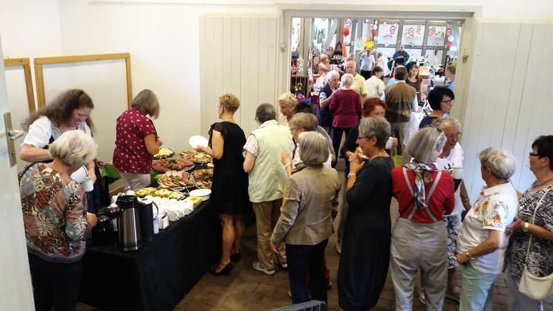Kunsthandwerker lassen sich bei der Arbeit beobachten Bereits seit 30 Jahren ist die Kunsthandwerkstatt in der Rathausscheune ein voller Erfolg. Am Samstag, 20. Juli, soll dieser runde Geburtstag gefeiert werden.