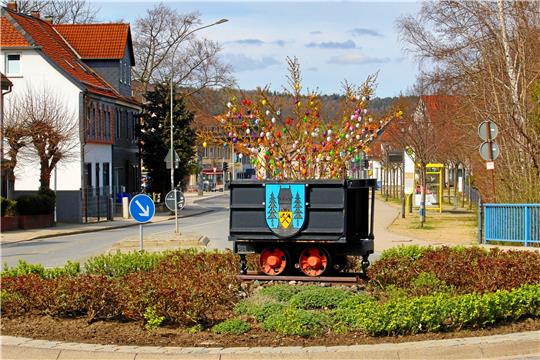 Bereits seit Jahren schmückt das Netzwerk Mensch in Oker zu Ostern markante Punkte mit bunten Eiern. In diesem Jahr haben Kinder der Kita St. Paulus, die Strickhexen des ARV und Besucherinnen des Frauentages in der Begegnungsstätte fleißig Eier bemalt. Ein schöner Schmuck für den Kreisel und die Büsche am „Maibaumplatz“.  Foto: Epping
