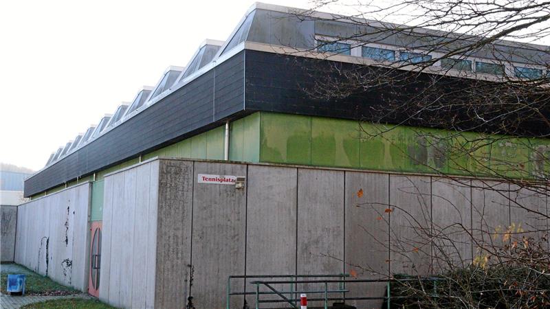 Die Liebenburger Sporthalle am Gitterweg, die Farben Grau, Grün und Schwarz prägen ihre Außenansicht.