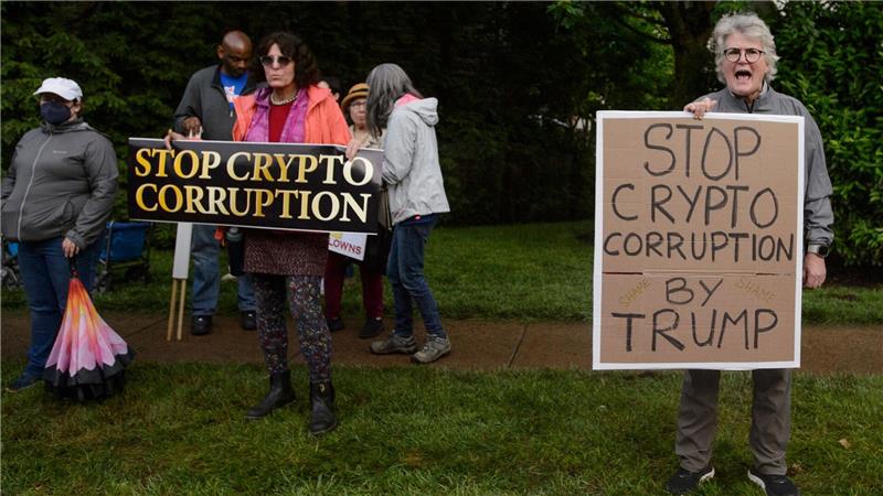 Krypto-Dinner mit Trump begleitet von Protesten Bereits vor der Ankunft von US-Präsident Trump gibt es Protest in der Nähe seines Golfclubs.