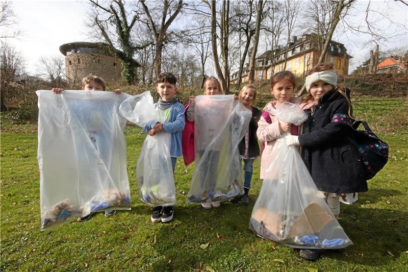 Bereits vorm Wochenende sind die Kinder der Grundschule Liebenburg unterwegs. sie sammeln Müll am Burgberg und präsentieren stolz ihre Ergebnisse. Foto: Gereke