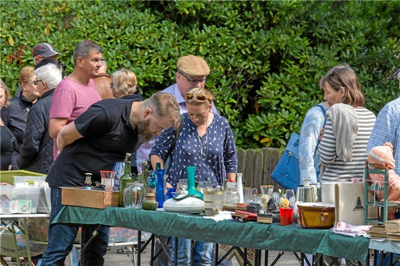 Allerlei Markttreiben in den Harzburger Parks Bereits zum 13. Mal gehört auch ein Flohmarkt im Kurpark zum Programm des Salz- und Lichterfestes. Fotos: Stadtmarketing Bad Harzburg