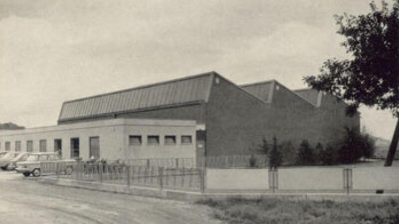 Bereits zum fünften Firmenjubiläum am 1. September 1963 kann der Neubau im noch selbstständigen Ort Isingerode bezogen werden.