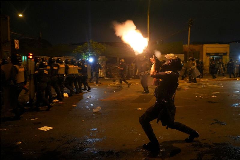 Peru: Demonstranten fordern Rücktritt von Präsidentin Bereitschaftspolizei feuert Tränengas auf Regierungsgegner.