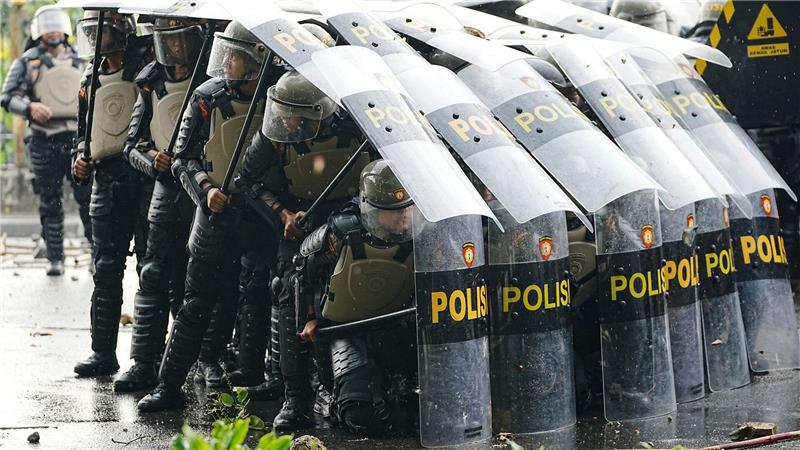 Bereitschaftspolizisten im Einsatz während Protesten in Indonesien.