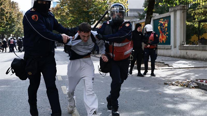 Proteste gegen Regierung in Albanien weiten sich aus Bereitschaftspolizisten nehmen einen Demonstranten während einer regierungskritischen Demonstration fest.