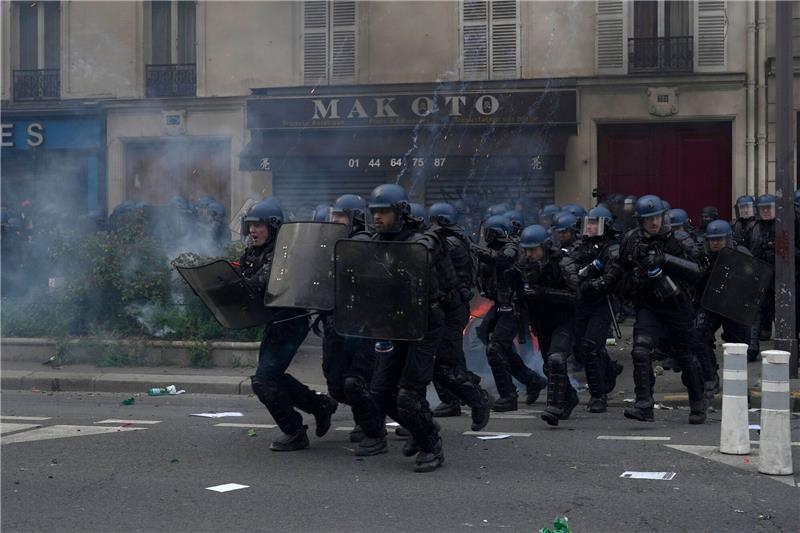Proteste in Frankreich: Über 1000 Einsatzkräfte verletzt Bereitschaftspolizisten stoßen mit Jugendlichen bei einer Demonstration zusammen.