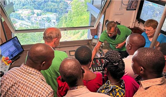Bergbahnleiter Oliver Busch (rechts im grünen Shirt) erklärt die Technik der Burgbergseilbahn. Foto: Schlegel