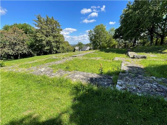 „Bergdorf-Ruine“ am Fuße des Rammelsberges: Die Reste der mittelalterlichen Kirche St. Johannes kamen 1925 bei Grabungen wieder zum Vorschein. Foto: Kleine