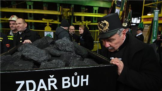 Bergleute bringen die symbolische letzte Lore an die Oberfläche.