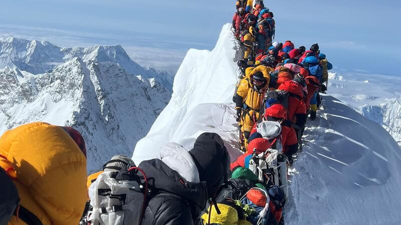 Wieder Stau in der Todeszone des Mount Everest Bergsteiger und Bergführer stehen am 21. Mai zwischen dem Südgipfel und der Hillary-Stufe des Mount Everest im Stau.