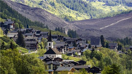 Bergstürze - wie jetzt in der Schweiz - aber auch Felsstürze und Steinschlag nehmen durch den Klimawandel zu. 