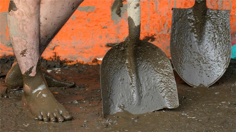 Tropensturm „Trami“ verwüstet Philippinen - Mehr als 80 Tote Bergungsarbeiten nach dem Tropensturm Trami.