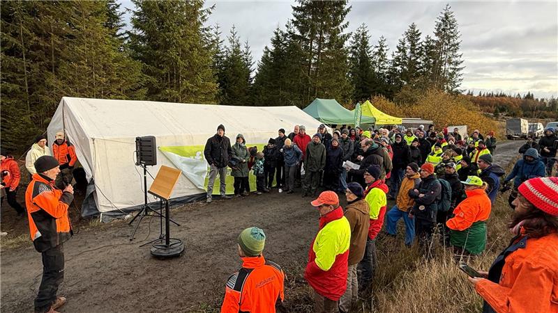 Umweltminister: „Der Harz und die Welt sollen grüner werden“ Bergwaldprojekt-Chef Stephen Wehner (l.) begrüßt die Teilnehmer und Ehrengäste.