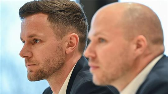 Berichten als Zeugen von den Folgen des Feuerzeugwurfs: Torwart Patrick Drewes und Teamarzt Mark Sandfort 