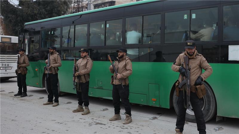 Berichten zufolge haben die letzten kurdischen Kämpfer Aleppo in Bussen verlassen.  