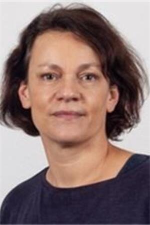 Eine Frau mit kurzen Haaren